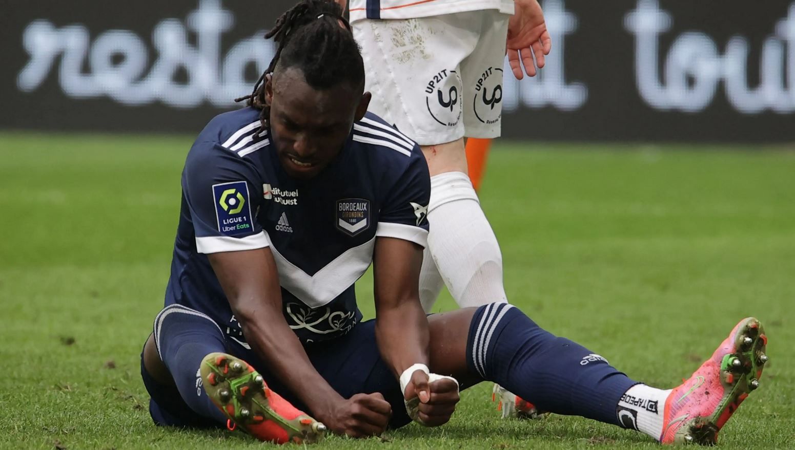 الامارات | لاعب في ناد فرنسي يدخل في غيبوبة بعد إصابة خطيرة في الرأس