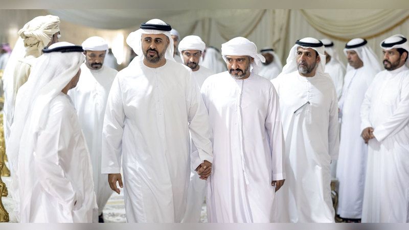 الامارات | ذياب بن محمد يُقدّم واجب العزاء في وفاة والد الشهيد محمد مبارك المنصوري