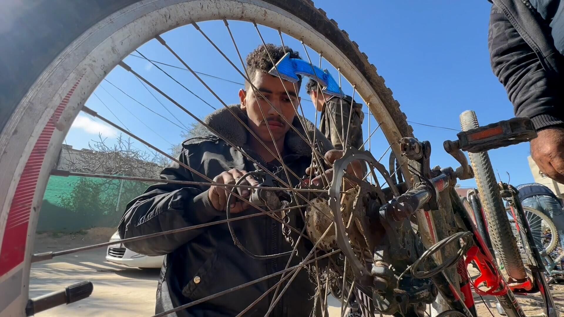 عائلة نازحة تحول خيمتها إلى مكان لتصليح الدرجات الهوائية في دير البلح وسط قطاع غزة... صور وفيديو