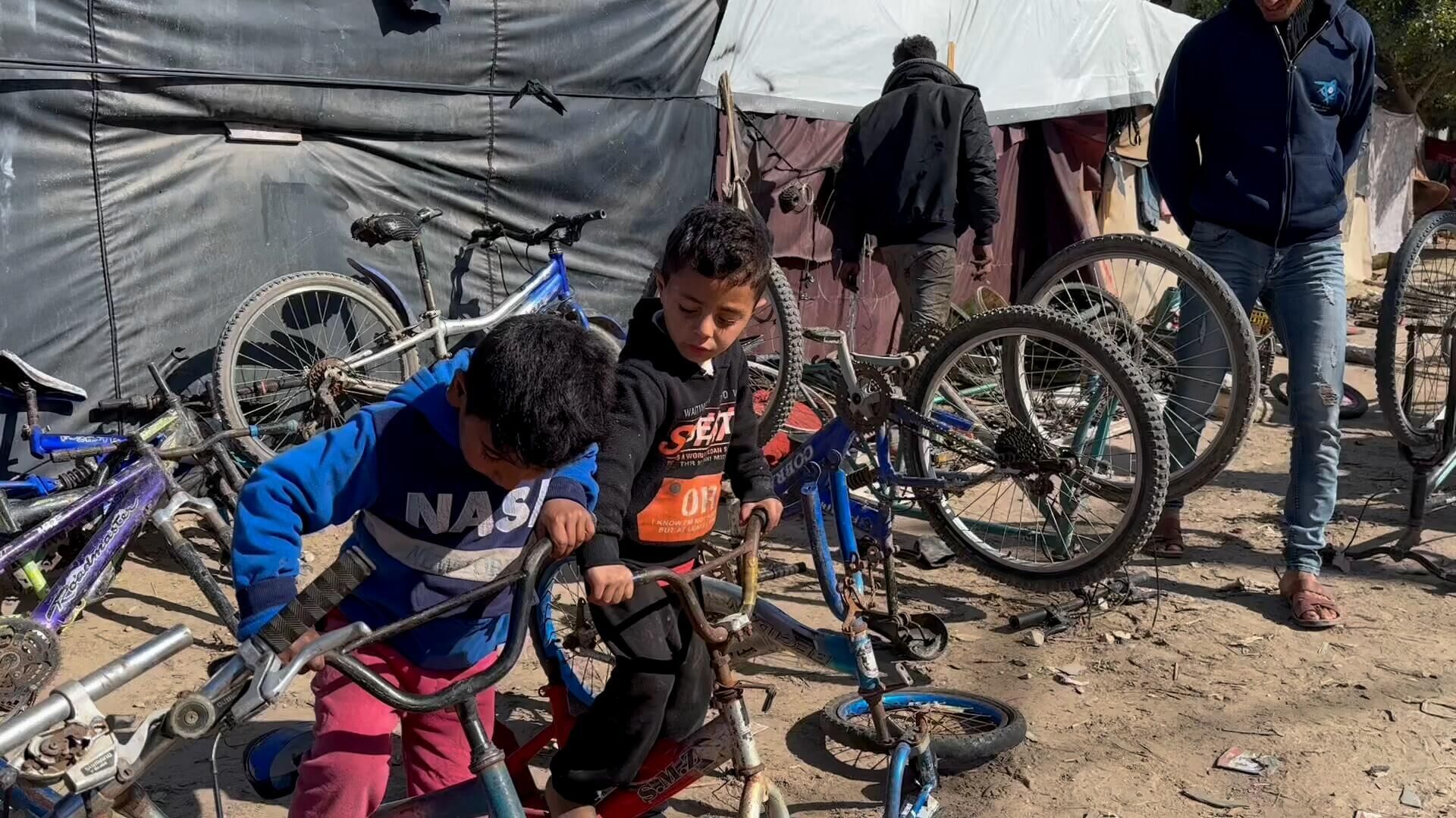 عائلة نازحة تحول خيمتها إلى مكان لتصليح الدرجات الهوائية في دير البلح وسط قطاع غزة... صور وفيديو