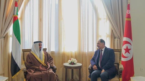 سيف بن زايد يصل تونس للمشاركة في اجتماع مجلس وزراء الداخلية العرب