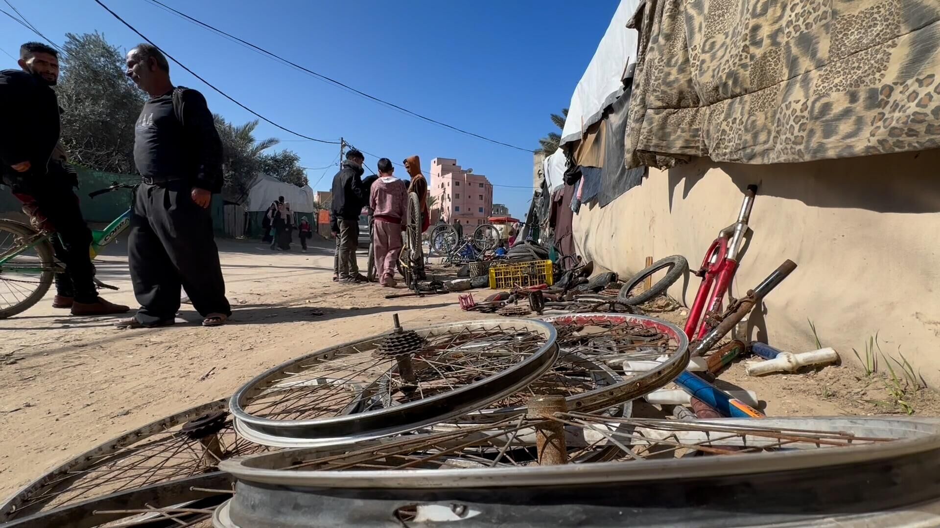 عائلة نازحة تحول خيمتها إلى مكان لتصليح الدرجات الهوائية في دير البلح وسط قطاع غزة... صور وفيديو