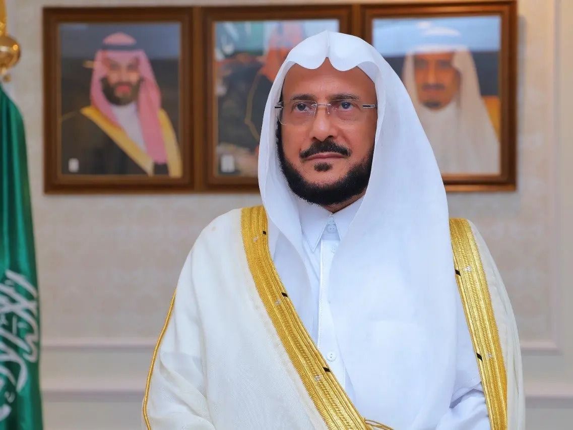 وزير الشؤون الإسلامية يوجه الأئمة بلبس المشلح للصلاة