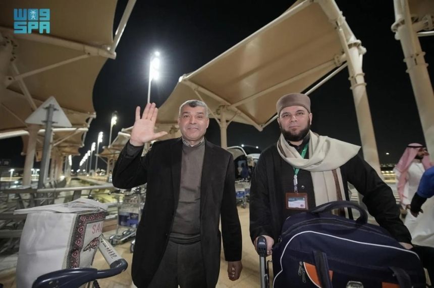 بسعادة غامرة.. ضيوف "برنامج خادم الحرمين" يغادرون إلى بلدانهم