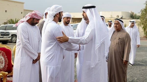 ذياب بن محمد بن زايد يقدم واجب العزاء في وفاة والد الشهيد سعيد المحرزي