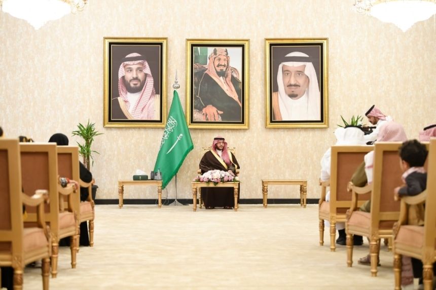 محافظ الطائف يكرم طلاب لنيل المركز الثاني على مستوى المملكة في فرسان التعليم
