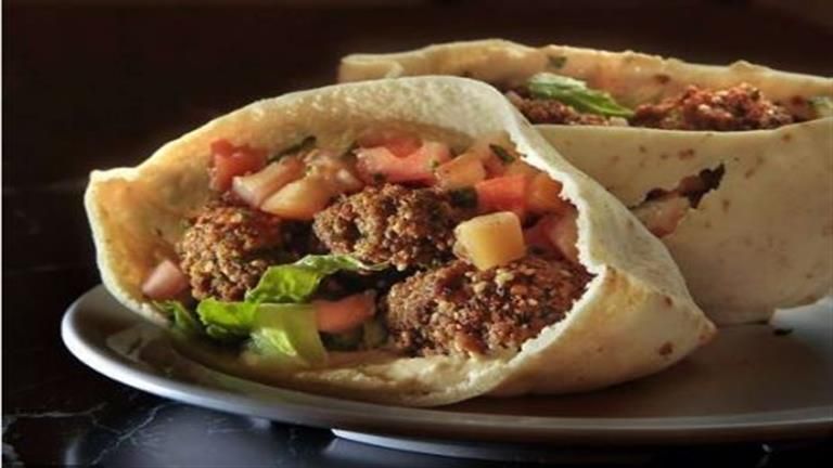 كيف يؤثر ساندوتش الطعمية بالباذنجان على مستويات الكوليسترول والسكر؟