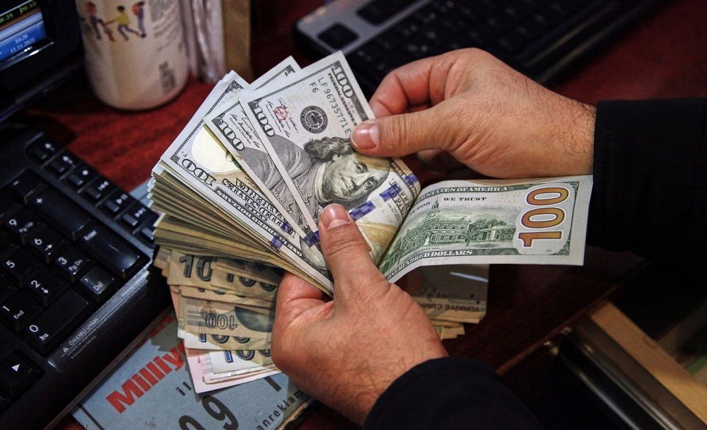 بشكل مفاجئ.. سعر الدولار يرتفع في السوق السوداء