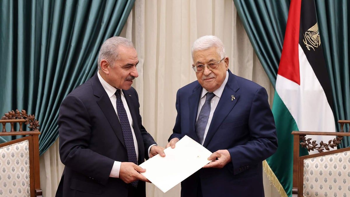 الرئيس الفلسطيني يقبل استقالة حكومة "اشتية"