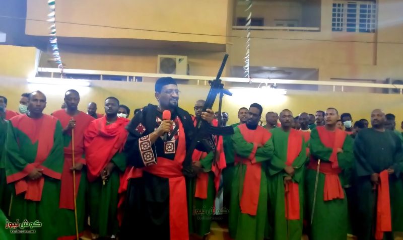 شاهد بالفيديو.. شيخ الأمين يزف البشرى للشعب السوداني تحت صوت الزخيرة: ( الجيش استولى على المنطقة بعد انسحاب قوات الدعم السريع) والمواطنون خارج المسيد يهللون ويكبرون