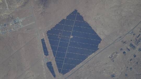 الخليج اليوم .. صورة فضائية لأكبر محطة طاقة شمسية في السعودية بعدسة رائد فضاء روسي