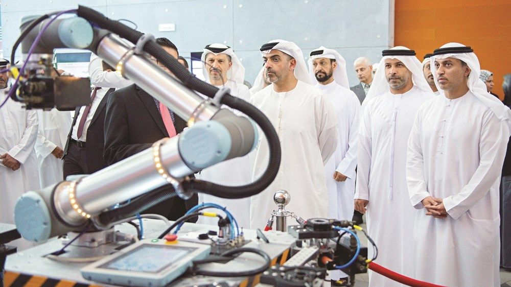 حامد بن زايد يطلع على مشاريع جامعة خليفة البحثية