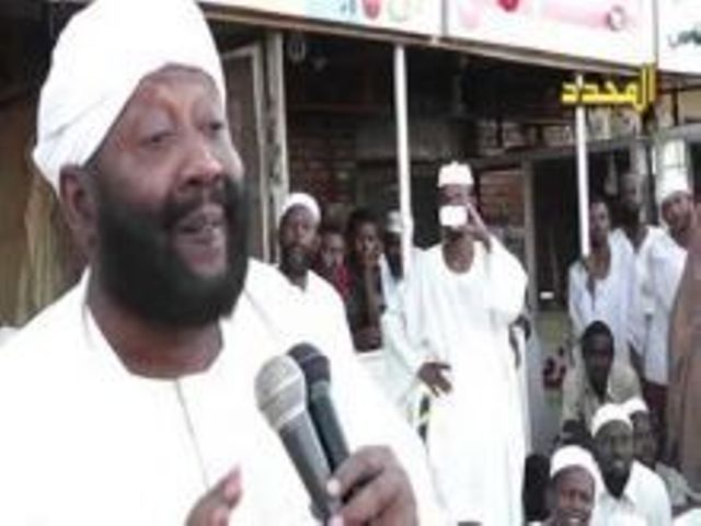 شاهد بالفيديو.. سيدة سودانية تشكو للشيخ محمد مصطفى عبد القادر: (زوجي لا يشبعني في الفراش ويأتيني مرة واحدة بعد عشرين يوم وهو موجود معك بالمسجد) وساخرون: (فضحته فضيحة بجلاجل)