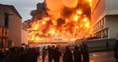 حريق ضخم بمصنع للمواد البلاستيكية فى مدينة الخليل بالضفة الغربية