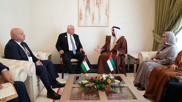 سيف بن زايد يلتقي وزير الداخلية بدولة فلسطين