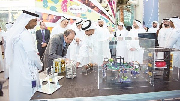 حامد بن زايد يطلع على مشاريع جامعة خليفة البحثية