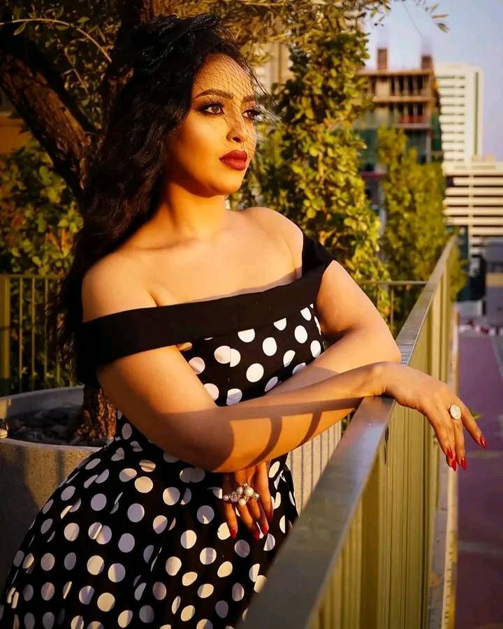 شاهد بالفيديو.. المذيعة شهد المهندس تفضح ناشط شهير على الهواء وفي حضوره: (كان بجيب لي ميرندا حمراء وشوكلاتة وبحاول يحنكني) والناشط يرد: (أنا السبب خليتك بقيتي سمينة)