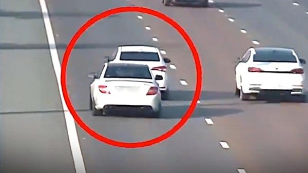 شرطة أبوظبي تدعو السائقين إلى ترك مسافة أمان كافية خلف المركبات