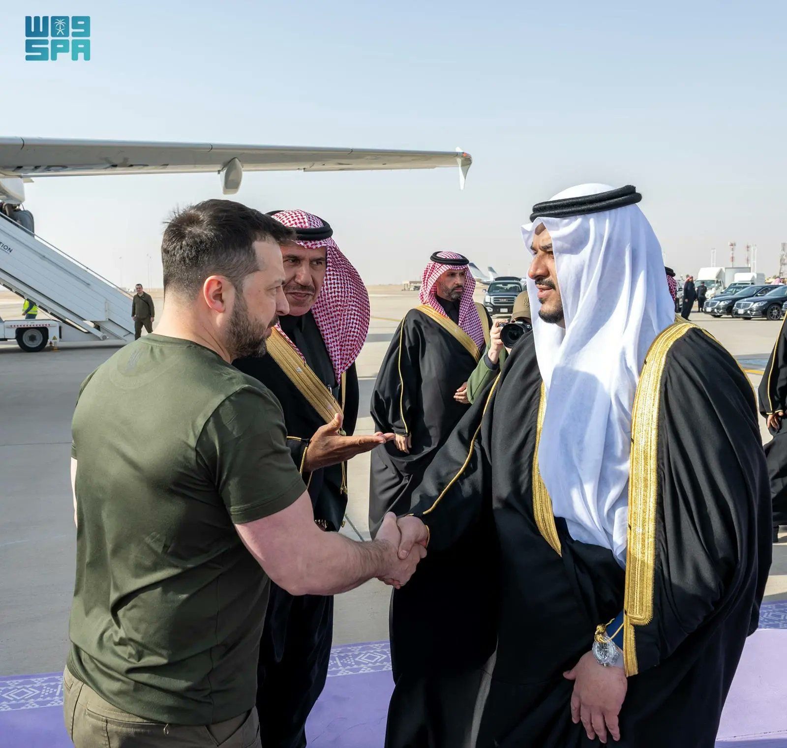 السعودية | الرئيس الأوكراني يصل إلى الرياض وفي مقدمة مستقبليه نائب أمير المنطقة