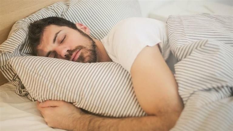 دراسة: سماع الكلمات المريحة أثناء النوم يُهدئ القلب