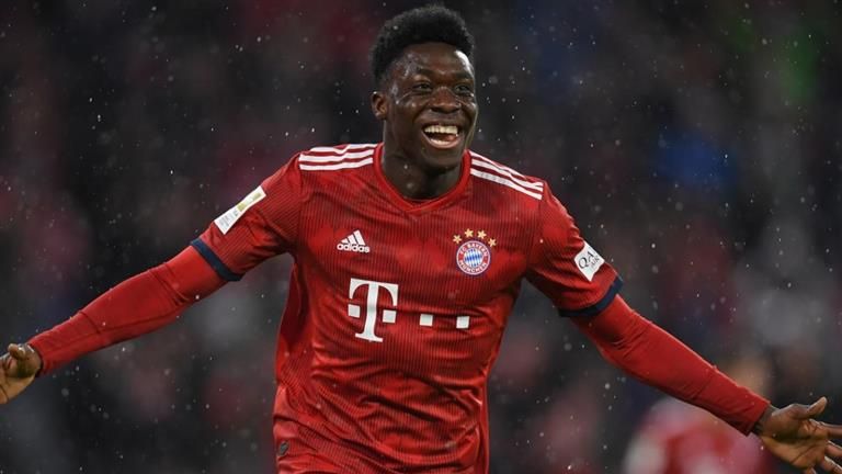 "لا نريد رحيله مجاناً".. المدير الرياضي لبايرن ميونخ يعلق على أنباء رحيل ألفونسو ديفيز