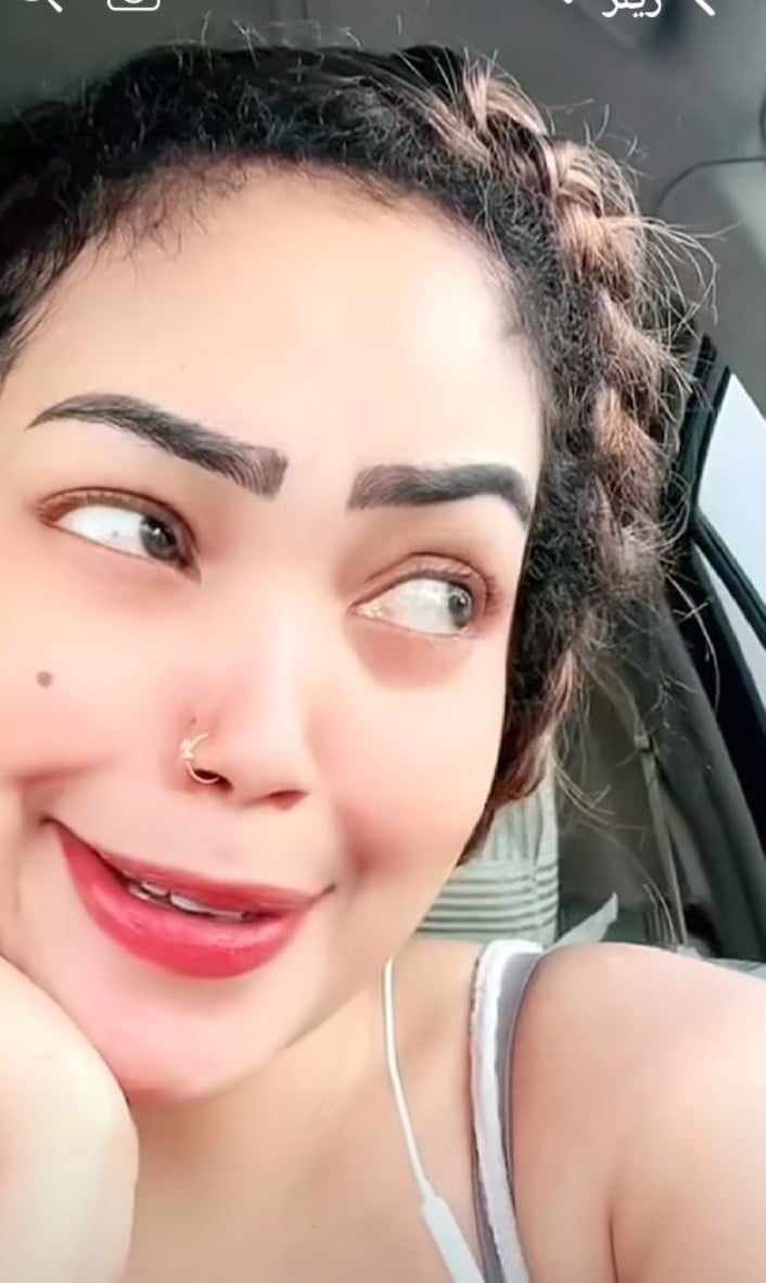 شاهد بالصورة والفيديو.. بأزياء فاضحة.. حسناء سودانية تشعل مواقع التواصل وهي تغني وترقص داخل سيارتها على أنغام (وليد من الشكرية)