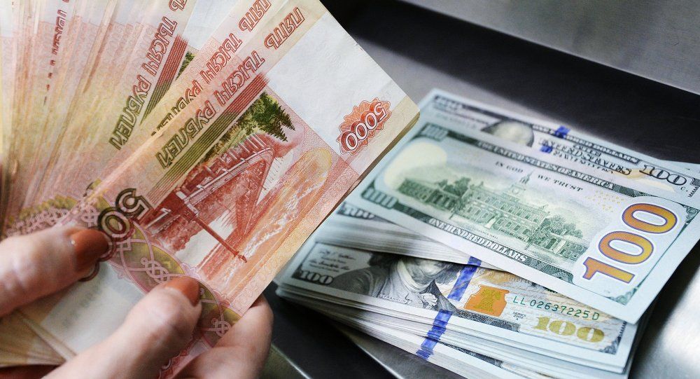 انخفاض سعر الدولار الأمريكي أمام الروبل الروسي في بورصة موسكو