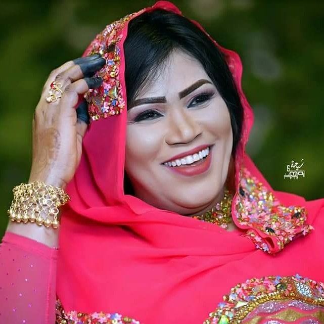 شاهد بالفيديو.. الفنانة إنصاف مدني تتفوه بألفاظ “خارجة” لأحد الشباب خلال حفل بالمملكة ومتابعون: (صرفت للراجل صرف تقيل ودرعتها)