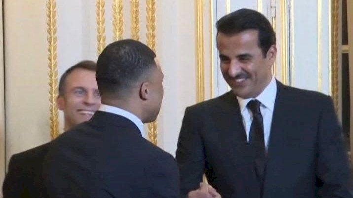 ماكرون يداعب مبابي أمام تميم.. سوف تخلق لنا المشاكل!