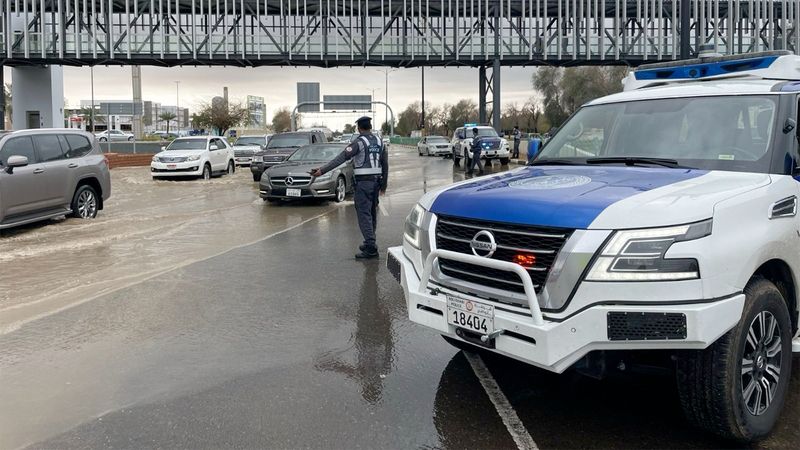 الامارات | شرطة أبوظبي تدعو السائقين إلى الالتزام بالقيادة الآمنة في الأحوال الجوية المتقلبة