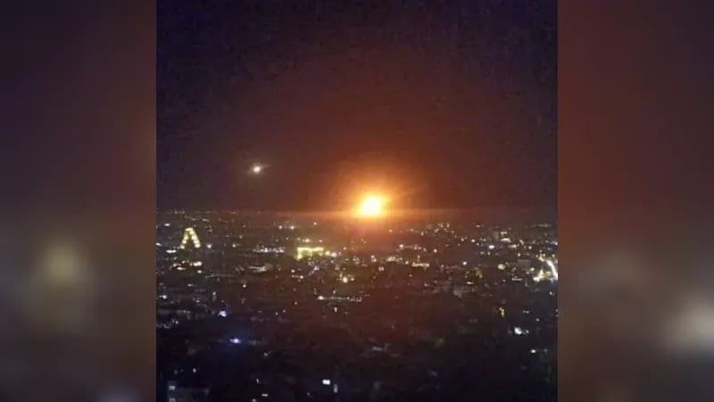 الدفاعات السورية تتصدى لأهداف معادية وسماع انفجار كبير بمحيط دمشق