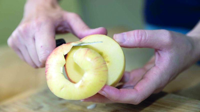 الامارات | من الحكة إلى الانتفاخ.. أعراض حساسية التفاح