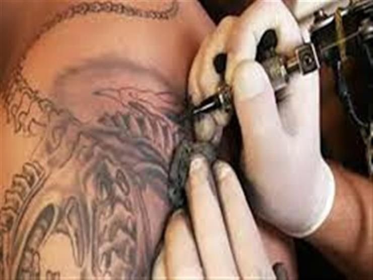 لإثبات حبه.. رجل يضع وشم اسم صديقته في مكان صادم بجسده