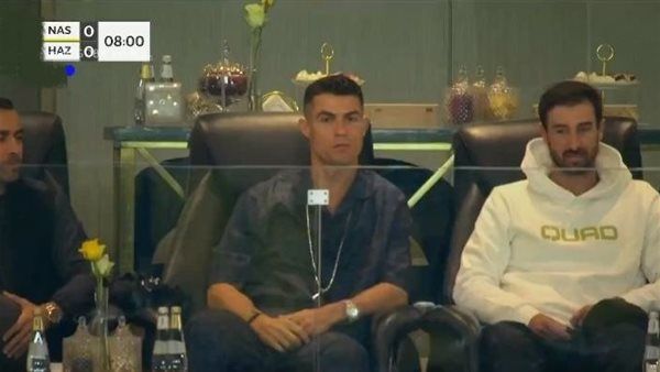 كريستيانو رونالدو يتابع مباراة النصر والحزم من المدرجات