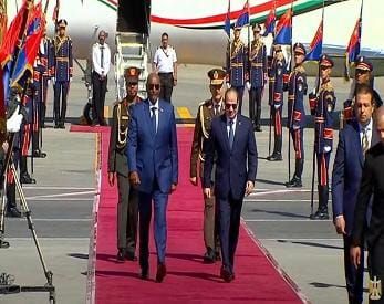 بالصور والفيديو.. وصول القائد العام إلى القاهرة واستقبال رسمي من السيسي