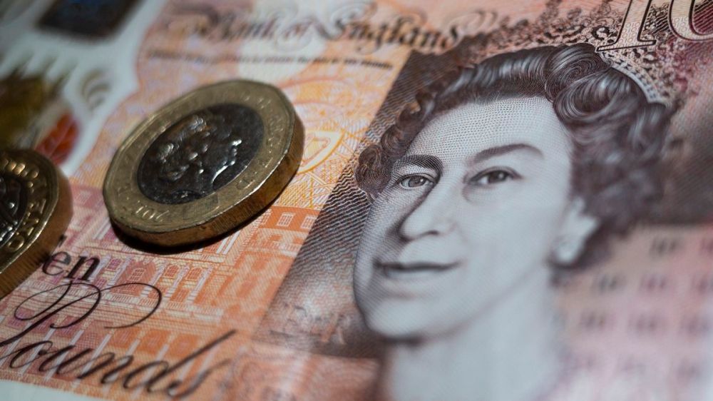 الاسترليني ينخفض مقابل الدولار ويرتفع إمام اليورو