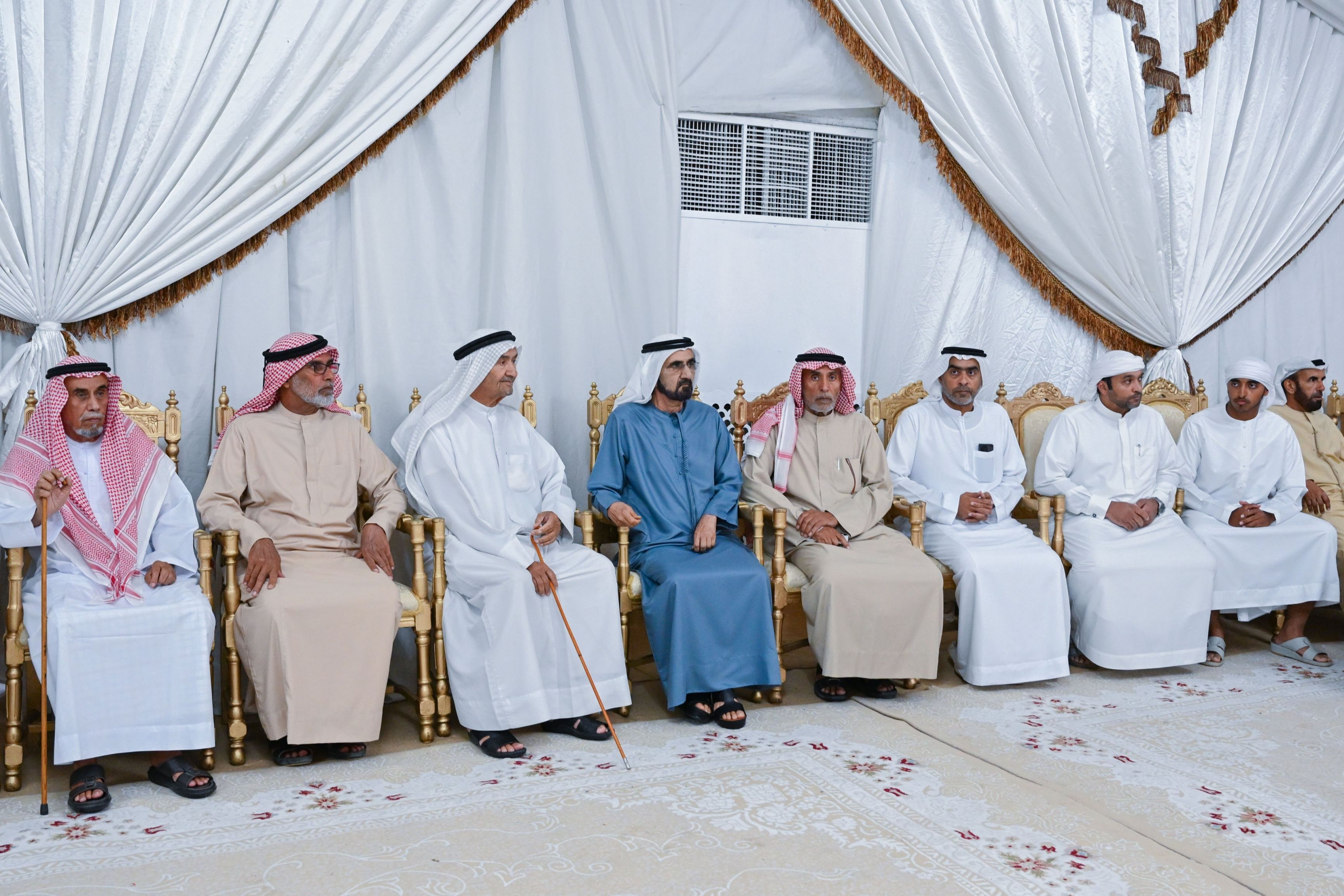 الامارات | محمد بن راشد يقدم واجب العزاء في وفاة مسري بن عتيج بالعرطي