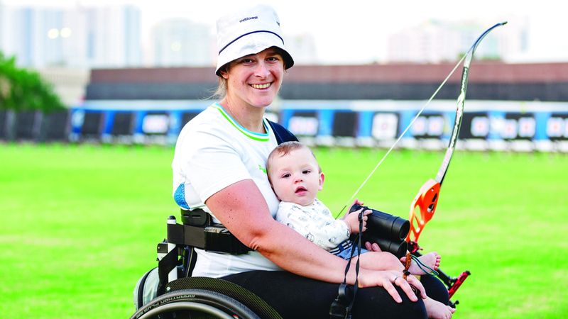 الامارات | السلوفينية جيفا تصوّب نحو «حلم باريس» رفقة رضيعها