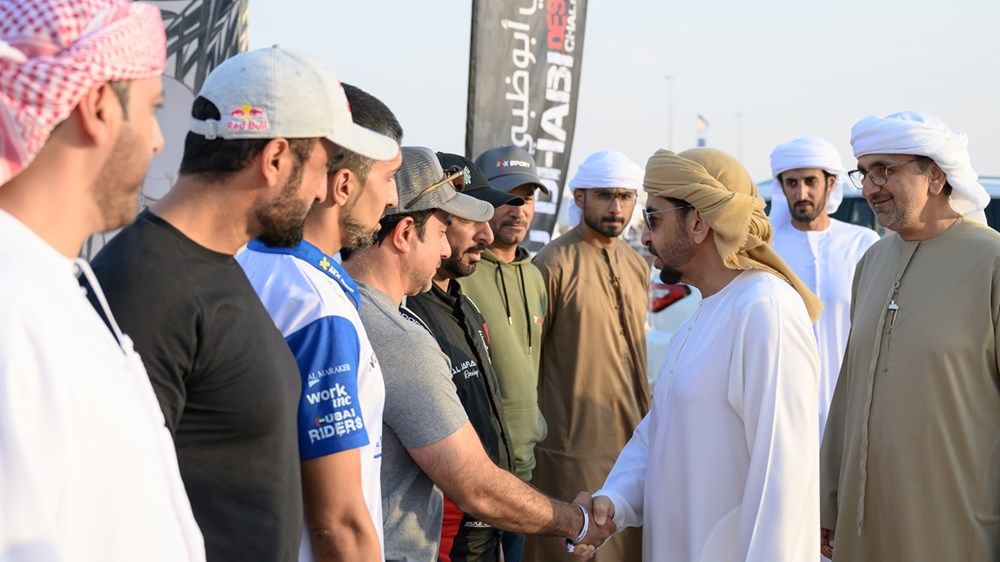 حمدان بن زايد يزور مخيم المشاركين في رالي أبوظبي الصحراوي في ليوا
