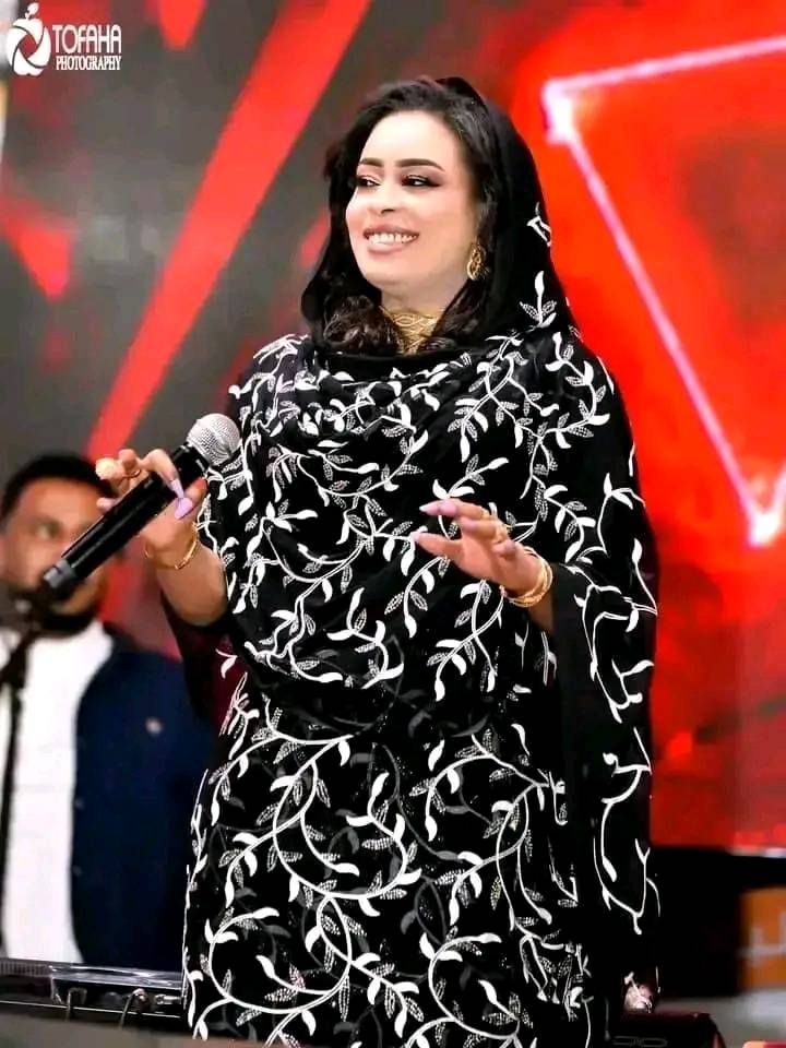 شاهد بالفيديو.. ظهور فنانة جديدة تقلد المطربة إيمان الشريف بطريقة مذهلة خلال حفل غنائي والجمهور يعلق: (عسل الشريف بتاعت الغلابة)