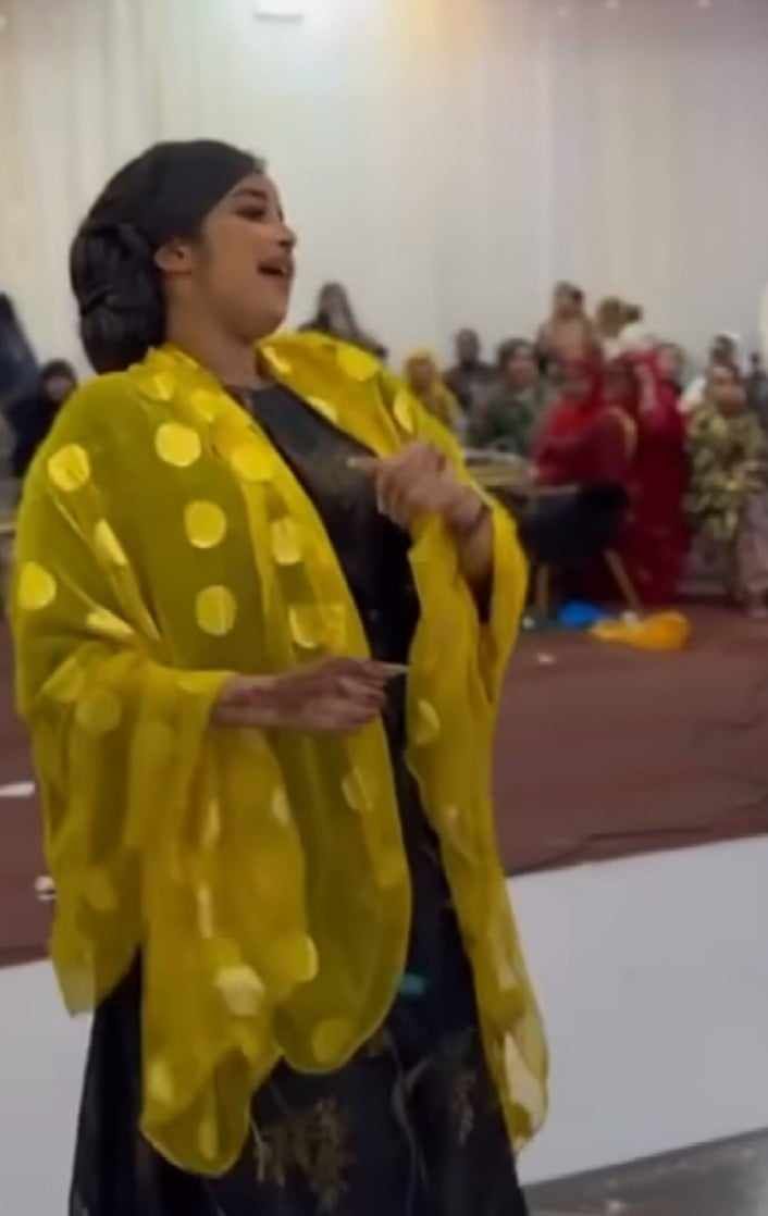 شاهد بالصورة والفيديو.. حسناء موريتانية تشعل مواقع التواصل السودانية بوصلة رقص مثيرة وساخرون: (شهد أزهري فرع نواكشوط)