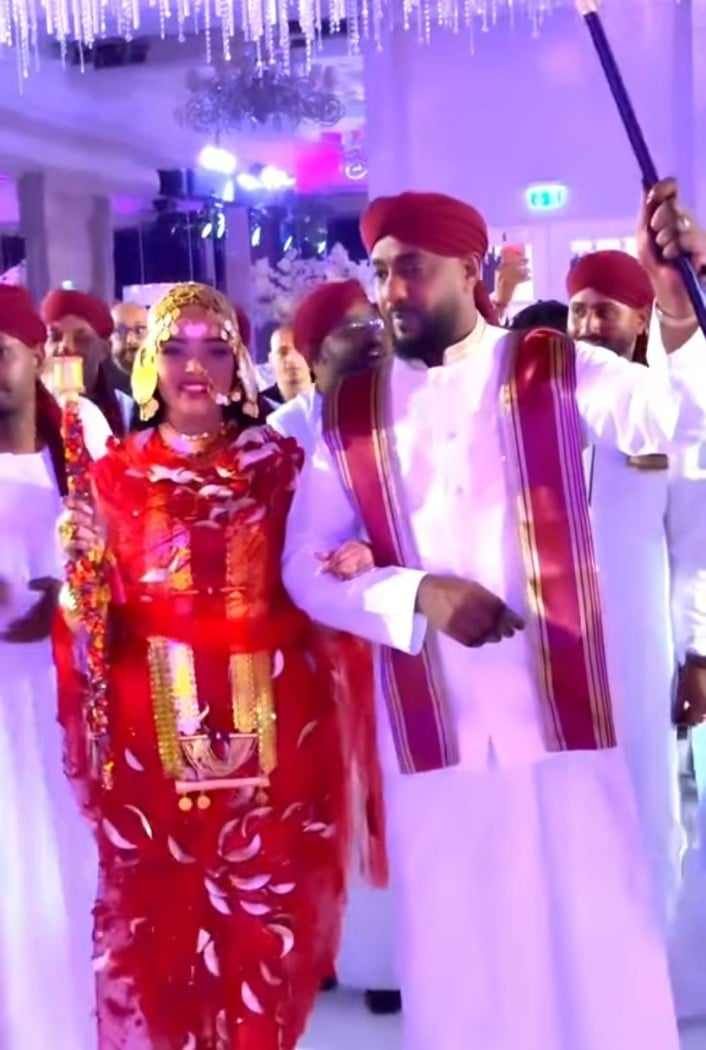 شاهد بالصورة والفيديو.. المصممة السودانية الحسناء عواطف دهب تشعل مواقع التواصل بعد ظهورها عروساً بأزياء “الجرتق”
