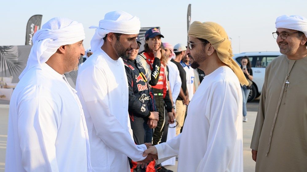 حمدان بن زايد يزور مخيم المشاركين في رالي أبوظبي الصحراوي في ليوا