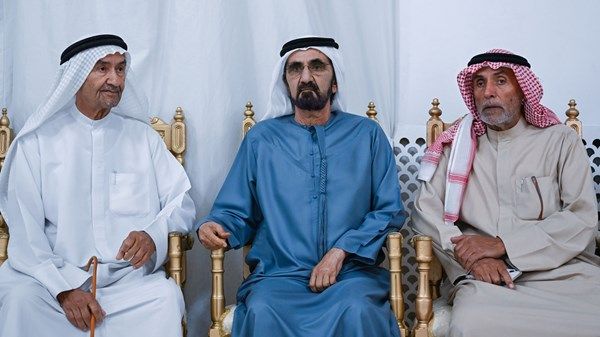 محمد بن راشد يقدم واجب العزاء في وفاة مسري بن عتيج بالعرطي