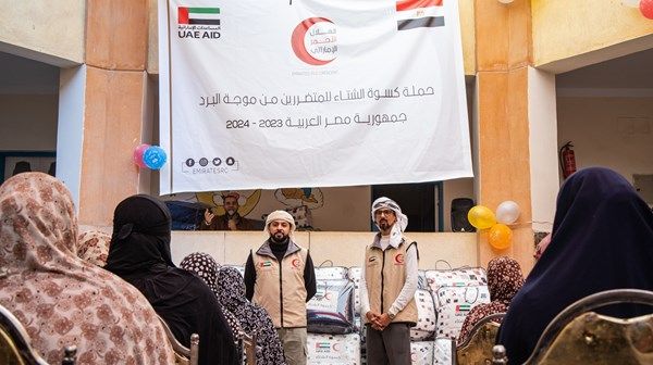 الهلال الأحمر يواصل توزيع كسوة الشتاء في عدد من الدول