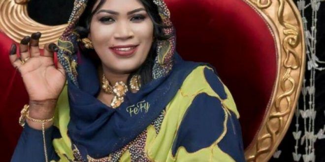 شاهد بالفيديو.. الفنانة إنصاف مدني تفاجئ المتابعين وتظهر في “لايف” بدون “مكياج” وترد على سخرية الجمهور: (أمشوا للناس الممسحة وعاملة مكياج أنا خلوني في حالي دا عاجبني)