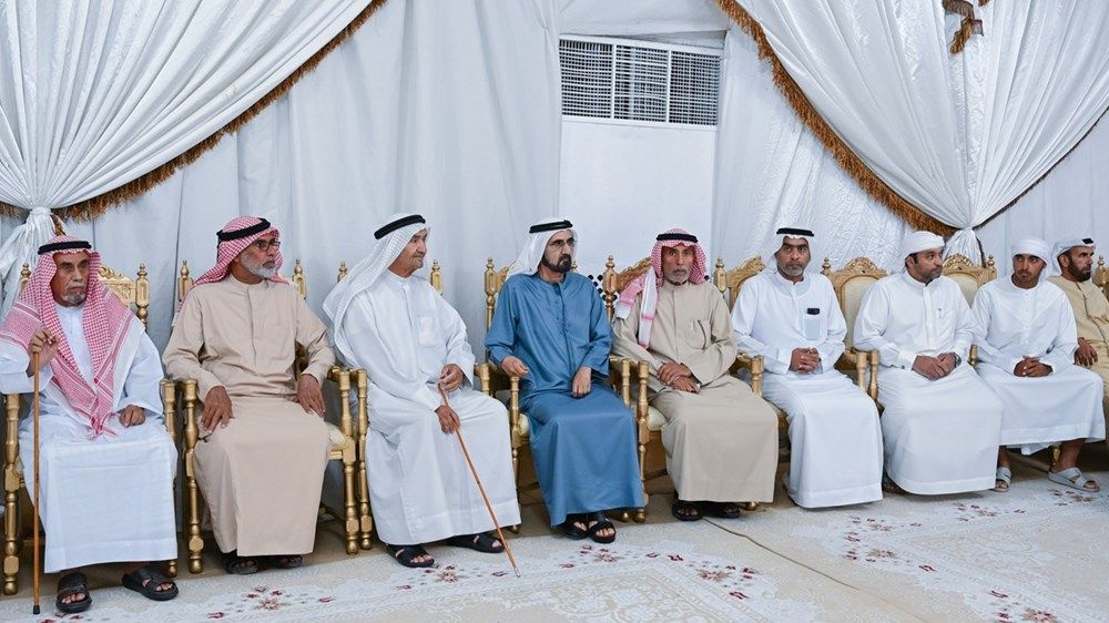 محمد بن راشد يقدم واجب العزاء في وفاة مسري بن عتيج بالعرطي