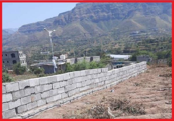 إب..متنفذ حوثي من أسرة المتوكل يعاود الاعتداء على أرضية مواطنين بحماية من أمن المليشيا