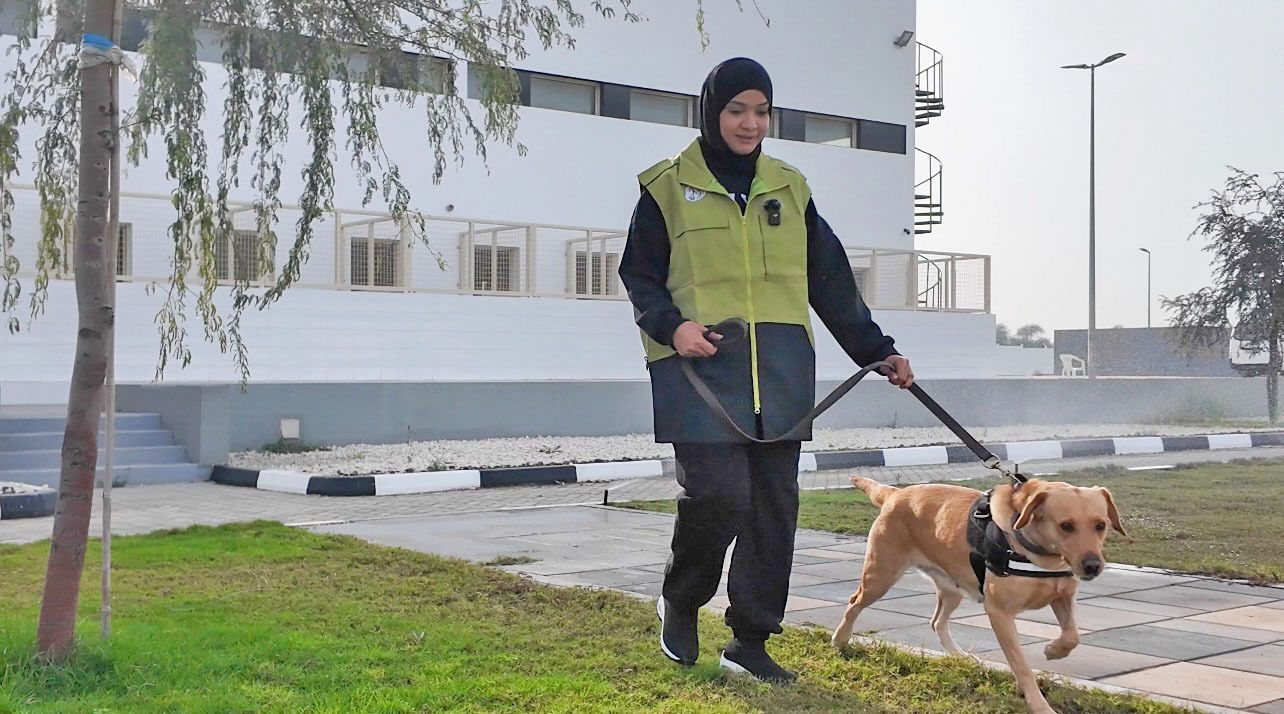 الامارات | مريم الشحي.. أول كادر نسائي في تدريب كلاب الآثر البوليسية بشرطة رأس الخيمة