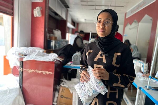 صنع حفاضات الأطفال من أقمشة جائحة كورونا داخل مصنع خياطة في رفح جنوب القطاع صنع حفاضات الأطفال من أقمشة جائحة كورونا داخل مصنع خياطة في رفح جنوب القطاع - الخليج 365 عربي